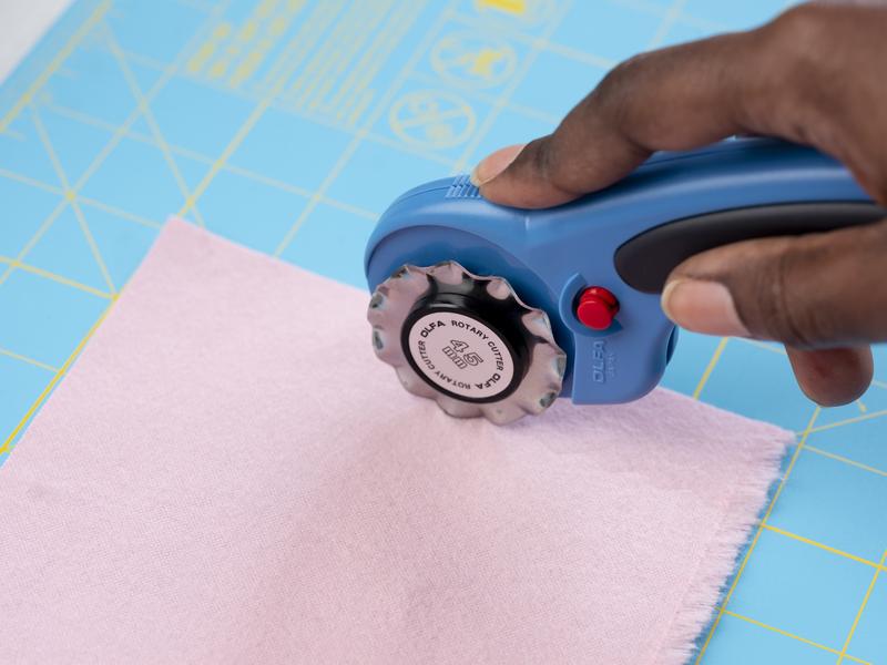 45mm RTY-2DX/PBL Ergonomic Rotary Cutter, Pacific Blue - Image 4